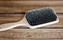 Haarbürsten reinigen mit Shampoo