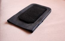 Katzenhaare mit Fellpflegehandschuhen von Möbeln entfernen