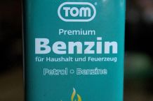 Feuerzeugbenzin gegen Kaugummiflecken an der Hose