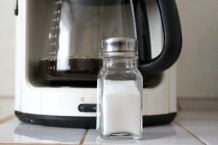 Bitteren Kaffee mit Salz wieder genießbar machen