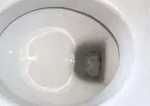 Toilette mit kochendem Wasser reinigen