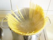 Spaghetti geschickt in den Topf geben