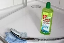 Ränder in Bade-/Duschwanne mit Klopapier & Essigreiniger entfernen