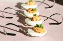 Huevos rellenos con atun (gefüllte Eier mit Thunfisch)