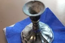 Silberleuchter oder -schalen mit Putzstein auf Hochglanz bringen