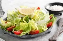 Grüner Salat mit Frischkäse