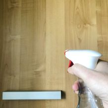 Hartnäckige Fettflecken mit Glasreiniger abwischen