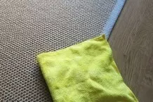 Microfasertuch gegen Flecken im Teppich