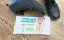 Lederschuhe putzen mit Babyfeuchttüchern