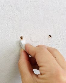 Kleine Löcher in der Wand mit Kreide "versiegeln"