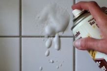 Fliesenspiegel in der Küche mit Backofenspray saubermachen