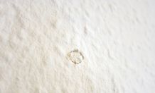 Papiertaschentücher in die Wand nageln