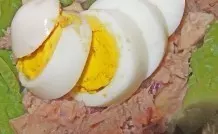 Thunfischsalat mit Ei und sauren Gurken