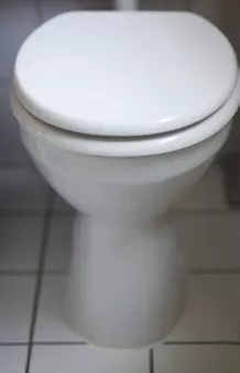 Hartnäckiger Kalk in Toilette weg - in 5 Minuten