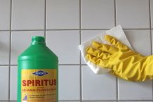 Fettflächen in der Küche mit Spiritus reinigen