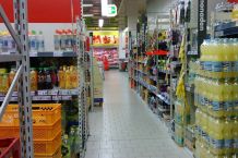 Regale im Supermarkt