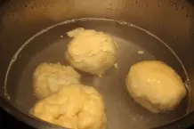 Obstknödel aus Hefeteig