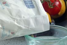 Fruchtfliegen los werden mit Zuckerwasser