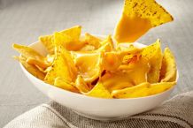 Tortilla-Chips mit Käse aus der Mikrowelle