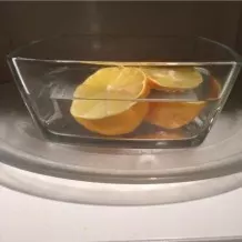 Verdreckte Mikrowelle mit Zitrone reinigen