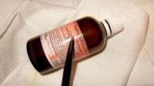 Schwarze Kugelschreibertinte mit Alkohol entfernen
