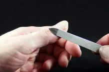 Sekundenkleber auf der Haut mit Nagelfeile entfernen