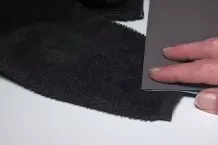 Glänzende Stoffe mit Sandpapier behandeln