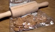 Kekse oder Löffelbiskuits im Gefrierbeutel zerkrümeln