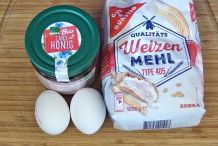 Weiche, reine Haut mit Honig, Mehl, Ei und Wasser