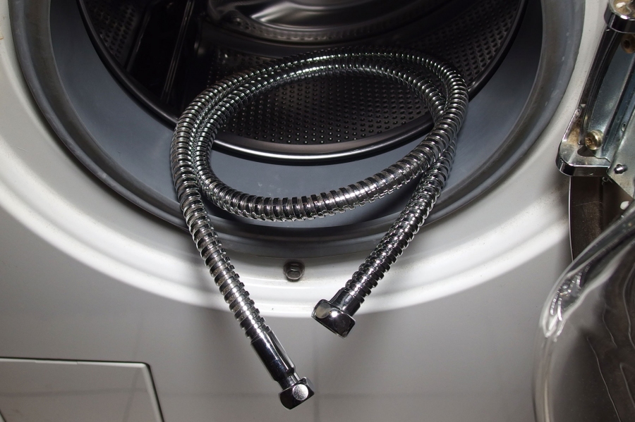 So kann man Kalkablagerungen im Duschschlauch der Waschmaschine ganz einfach beseitigen.