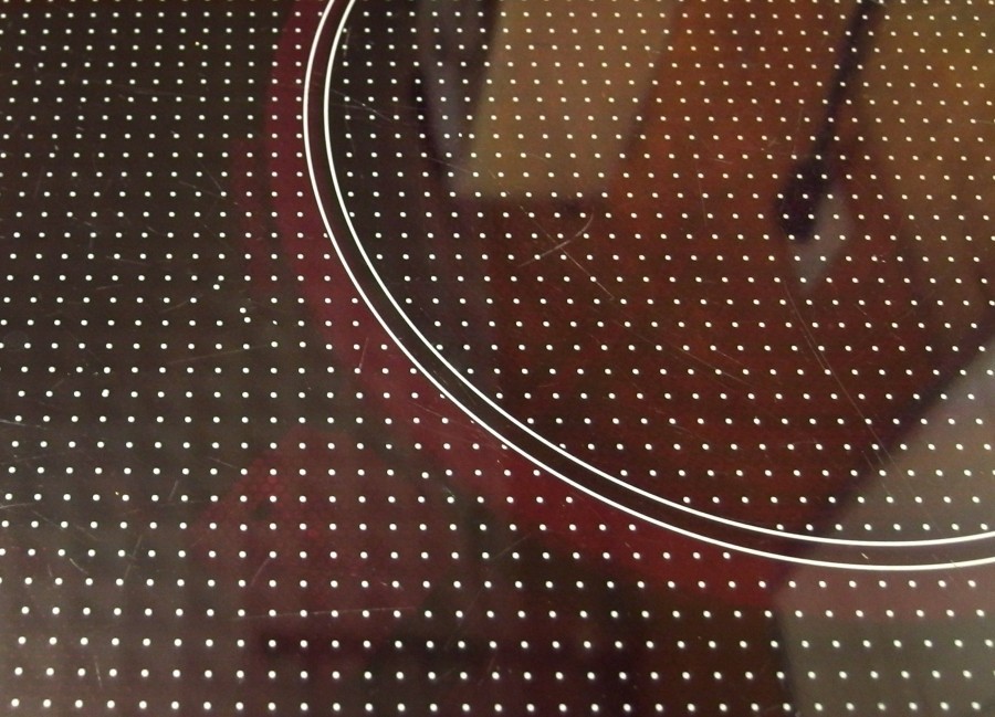 Eingebrannten Kunststoff eines Mikrofasertuches auf dem Glaskeramikfeld ganz einfach entfernen.