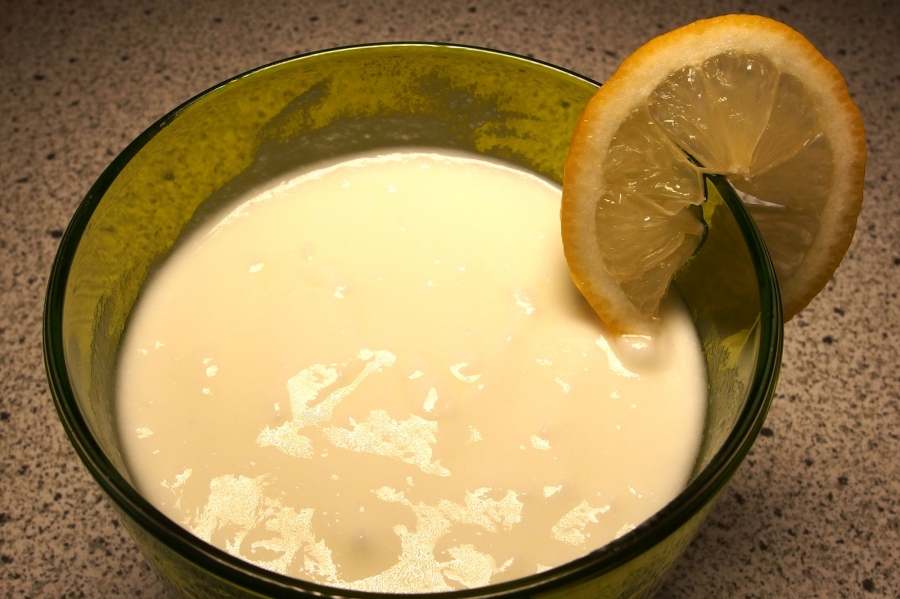 Kalorienarmer Blitz-Zitronen-Nachtisch mit Joghurt.