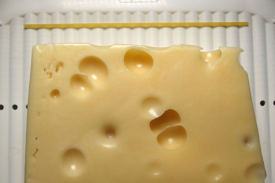 Eine Nudel mit in die Tupperdose zum Käse legen, das bindet die Flüssigkeit, und der Käse hält länger frisch.