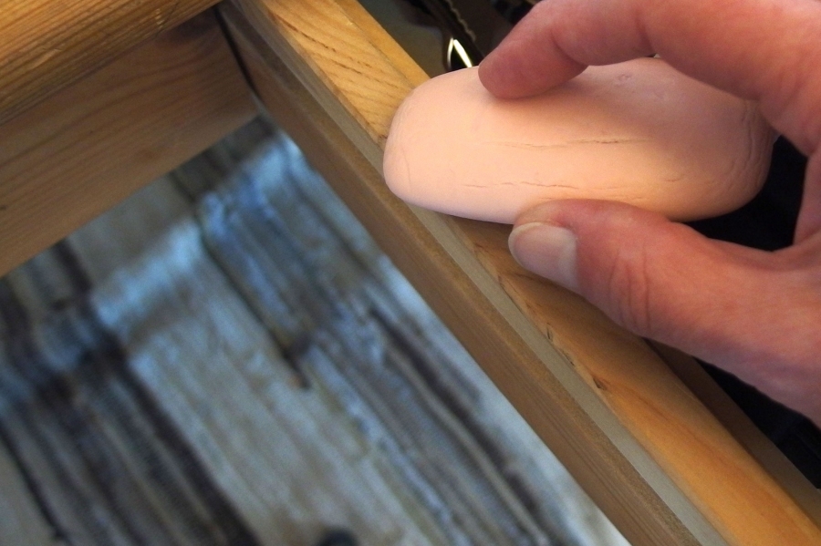 Schwergängige Holzschubladen gängig machen mit einem Stück Seife.