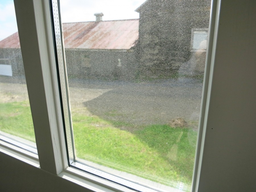Kalkablagerungen am Fenster (Glas) lassen sich am besten entfernen mit kaltem Wasser und einem Abzieher.