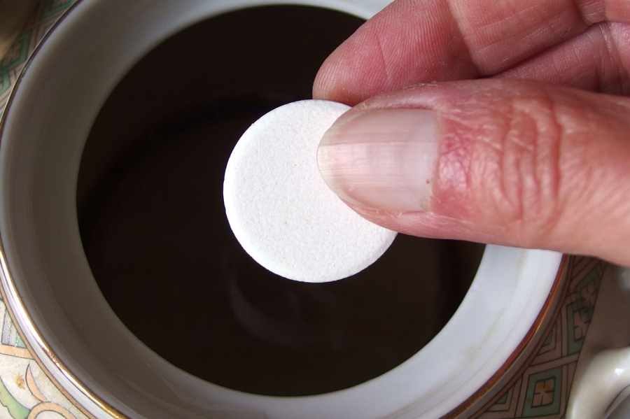 Mithilfe einer Vitamin C Tablette lassen sich Teeränder aus Tassen entfernen.