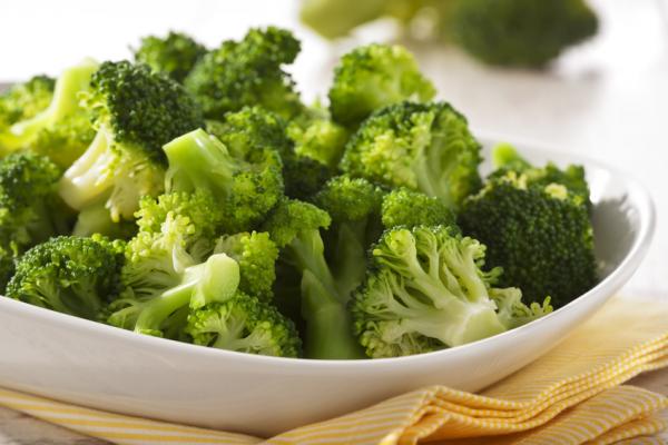 Brokkoli kochen ist recht einfach, doch nicht jede*r weiß wie es geht. Wir erklären dir, wie du das gesunde Gemüse schön knackig bekommst!