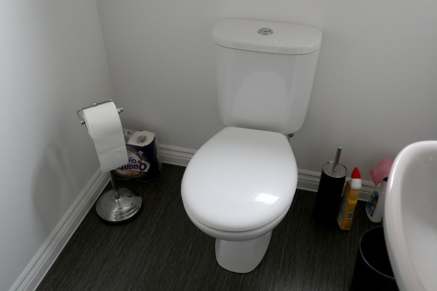 Gebrauchsanweisung zum Reinigen Ihrer Toilette: Achtung! Das ist ein Tipp zum Schmunzeln.