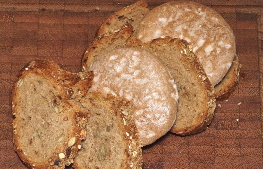 Harte Lebkuchen kann man mithilfe von frischem Brot und einem Frischhalte-Beutel wieder schön weich bekommen.