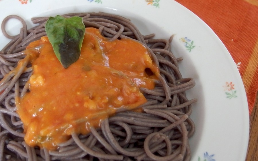 Einfache, sehr preiswerte und schnell zuzubereitende Tomatensoße mit Tomatenmark und Dosenmilch für Spaghetti.