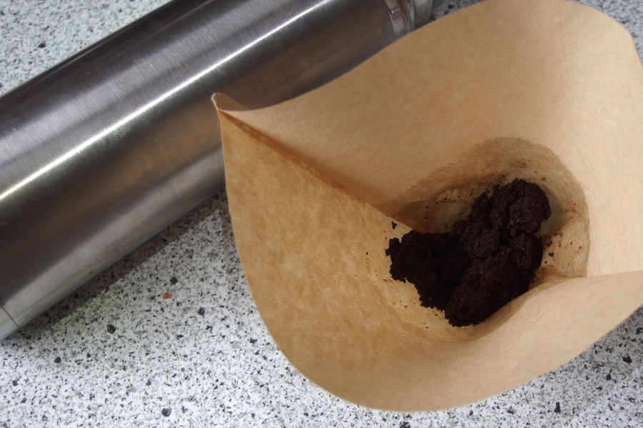 Gerüche in Thermoskannen mit Kaffeesatz verschwinden lassen.