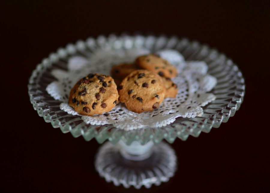Leckere Mandel-Cookies mit Schokostückchen.