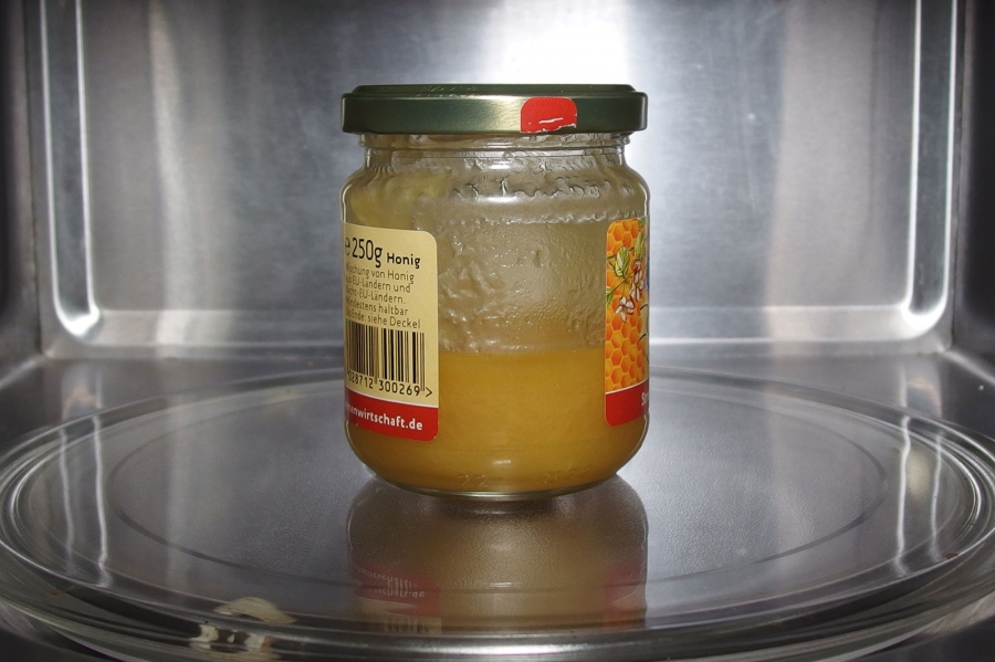 Wie wird kristallisierter Honig wieder flüssig? Ganz einfach in der Mikrowelle.