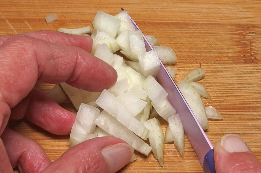 Zwiebeln schneiden ist für viele zum Heulen. Je kälter die Zwiebel, desto weniger Dämpfe.