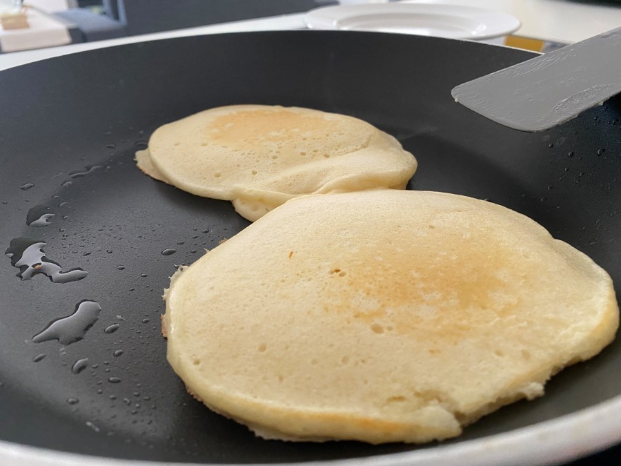 Die Pancakes von beiden Seiten goldbraun backen und mit Ahornsirup servieren. Dazu passt auch super Rührei mit Bacon und eine Tasse Kaffee.
