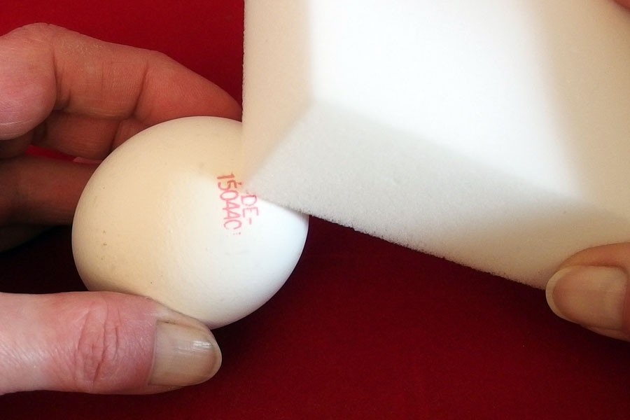 Den Stempel auf Eiern mit einem Schmutzradierer entfernen.