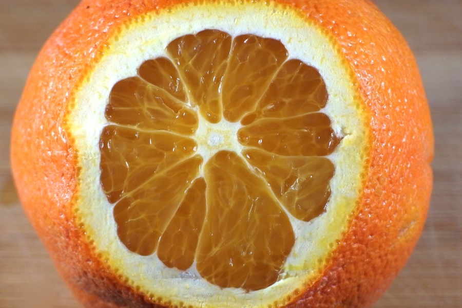 Wenn man Orangen in heißes Wasser legt, lassen sie sich leichter schälen.