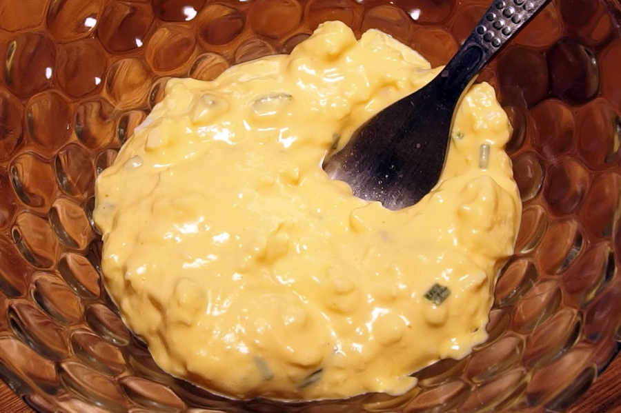 Einfach und schnell zubereiteter Eiersalat mit Gewürzgurken.