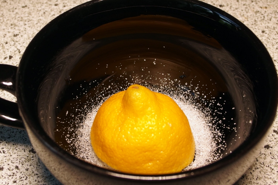 Eine halbierte Zitrone bis zu zwei Wochen saftig und frisch halten.