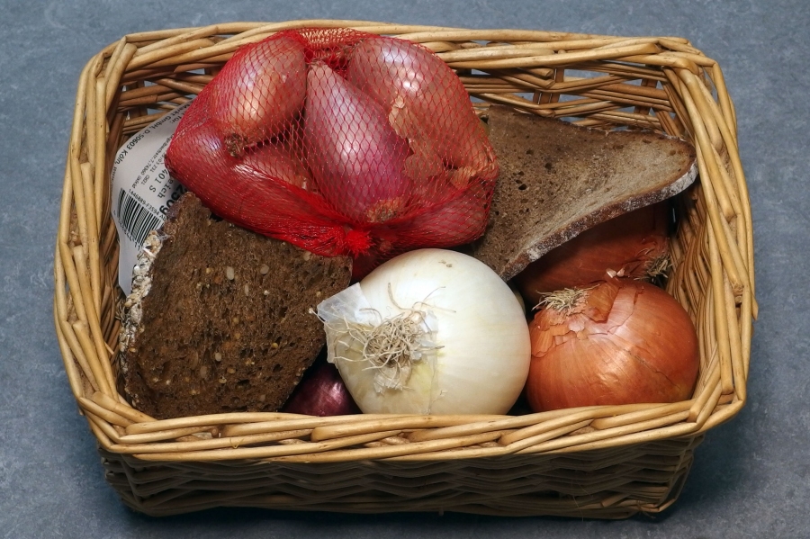 Zwiebeln, die lange gelagert werden, keimen gerne auf. Mit etwas Brot neben den Zwiebeln lässt sich das herauszögern.